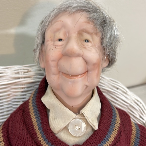 Vintage porcelain grandma and grandpa dolls - Picture 3 of 10